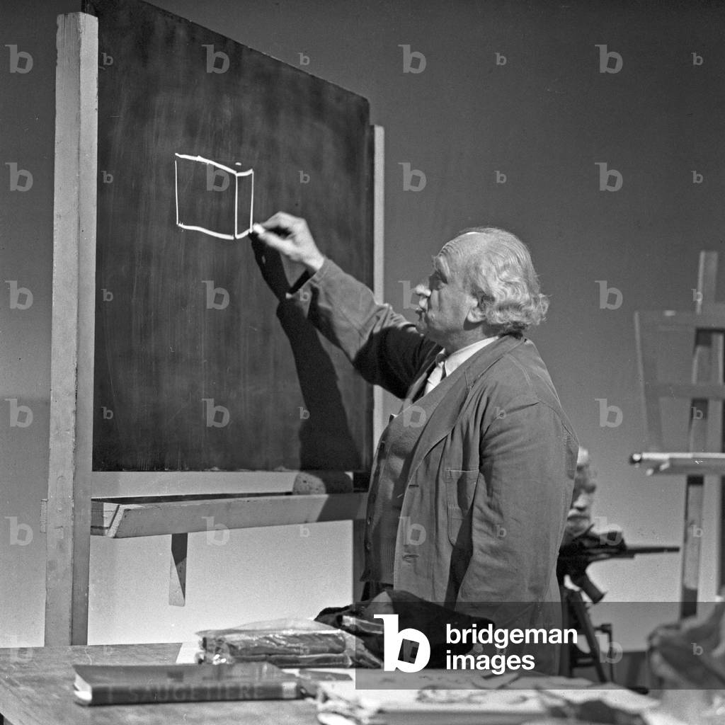 Painter and sculptor Kurt Harald Isenstein at a lesson in drawing in the TV show 
