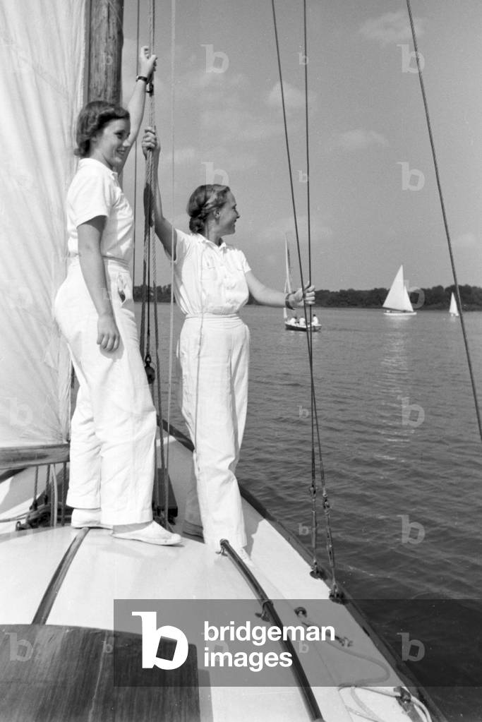 Sailing lessons on the Chiemsee, Germany 1930s (b/w photo)