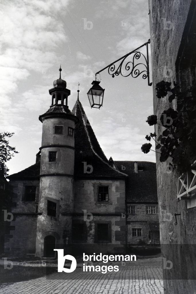 The Hegereiterhaus, Hegereiter house with its pointed polygonal spire in Rothenburg ob der Tauber, Germany 1930s (b/w photo)