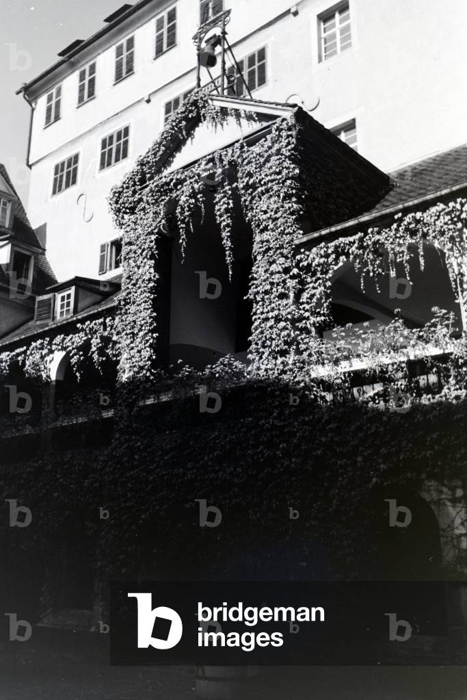 The patio of the Protestant church foundation in Tübingen, founded for the education of Protestant clerics, Germany 1930s (b/w photo)