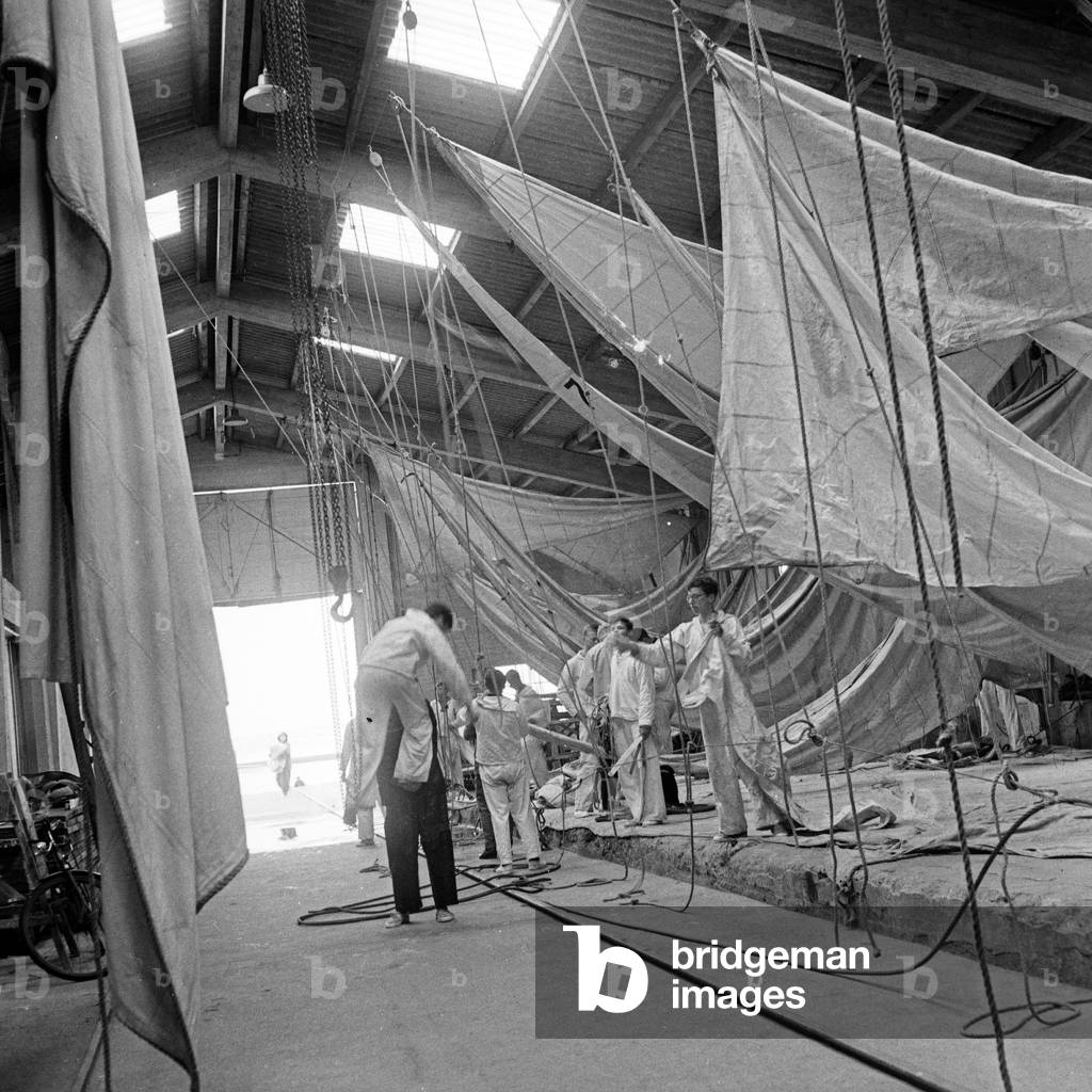 Pupils of the Hanseatic Yachting school exercising on a rigging in a hangar, Germany 1950s