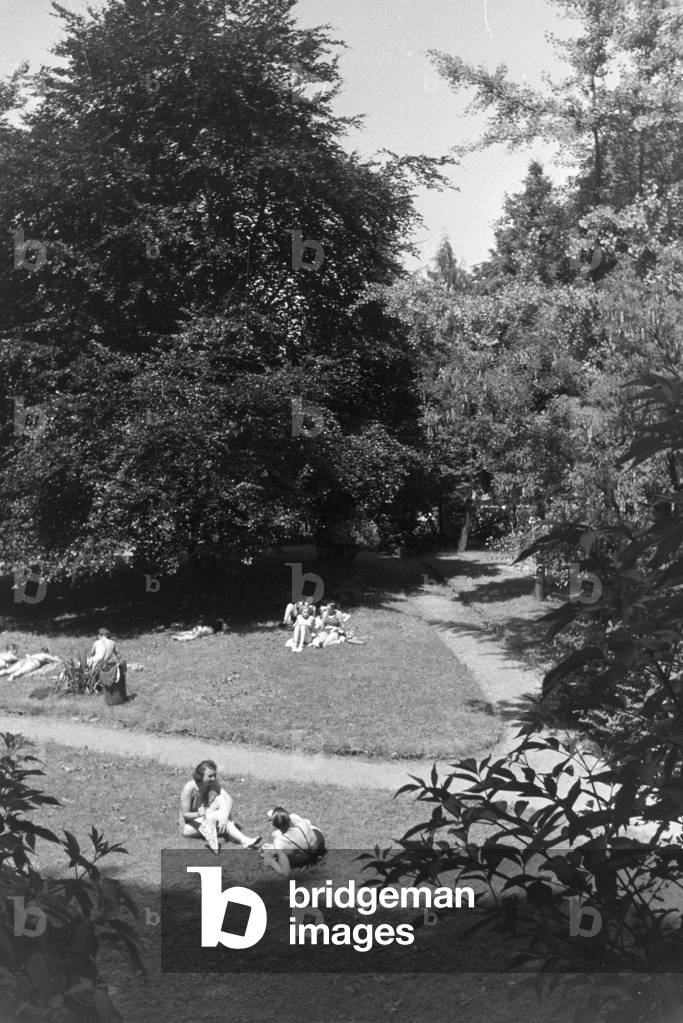 Bathers in an open air bath in Stuttgart, Germany 1930s (b/w photo)