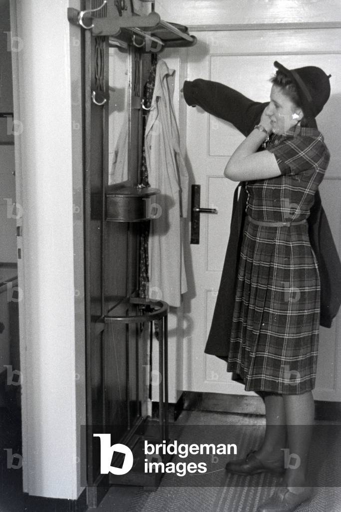 World champion Anni Kapell at her family, Germany 1941 (b/w photo)