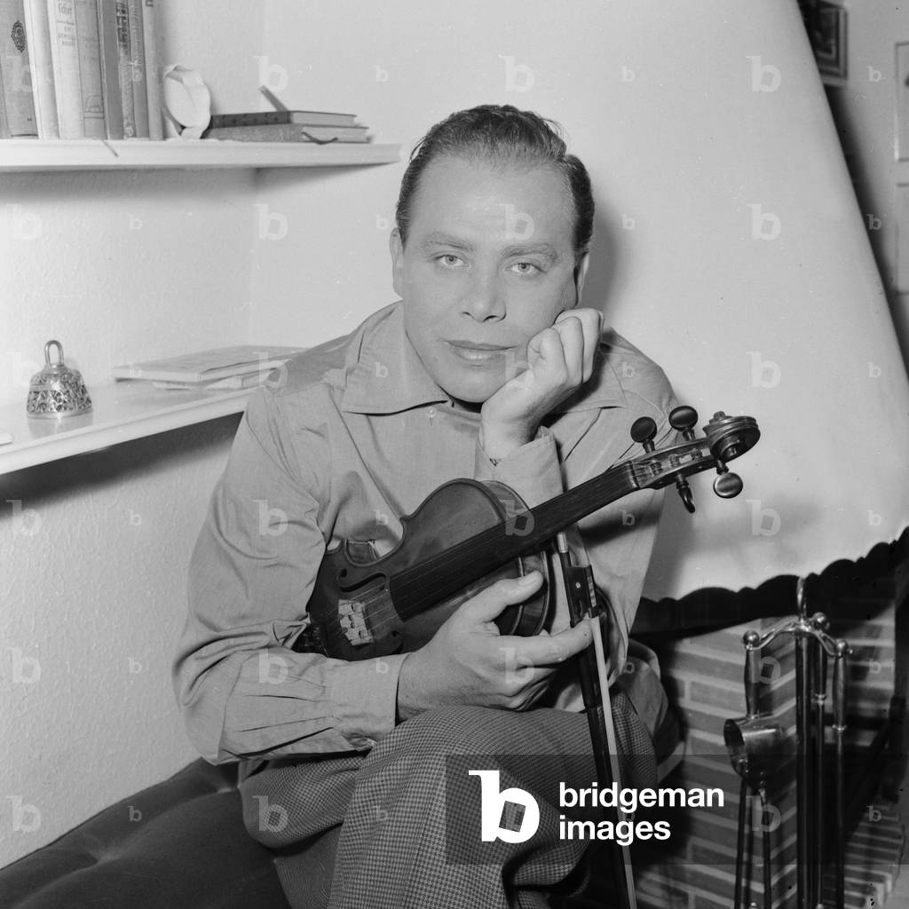 German violinist Helmut Zacharias and his violin in Hamburg, 1955