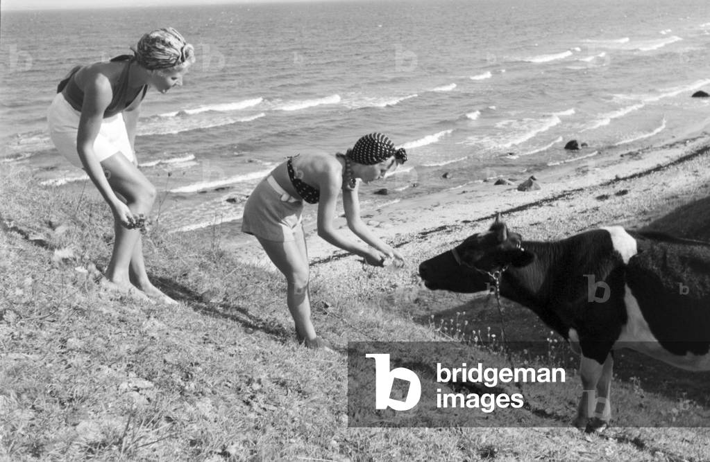 Summer vacations on the Baltic Sea, Germany 1930s (b/w photo)