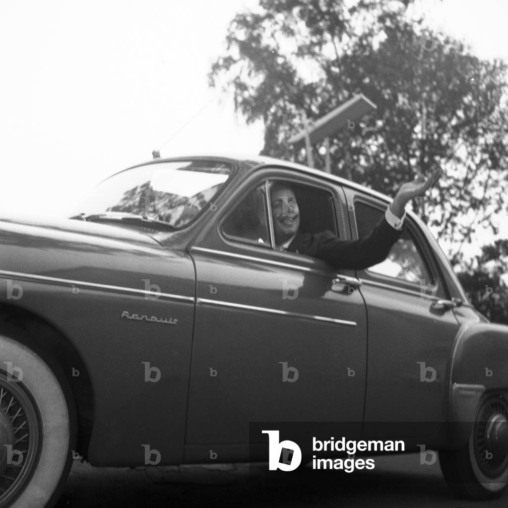 Dutch German entertainer and showmaster Lou van Burg waving good bye out of his car, Hamburg 1954