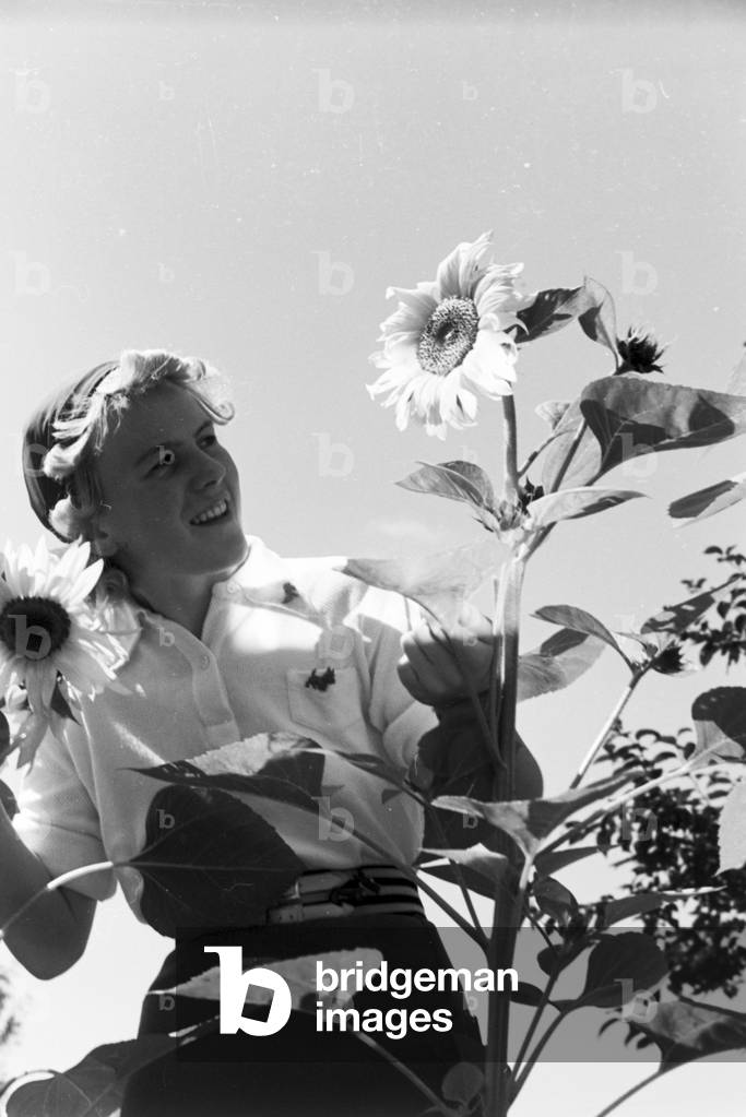 A family in their garden, Germany 1930s (b/w photo)