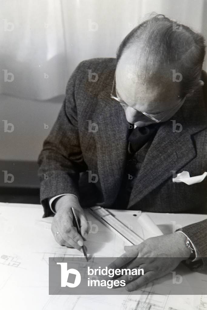The architect Franz Ruff drawing and explaining the draft, sketch of a building, Germany 1930s