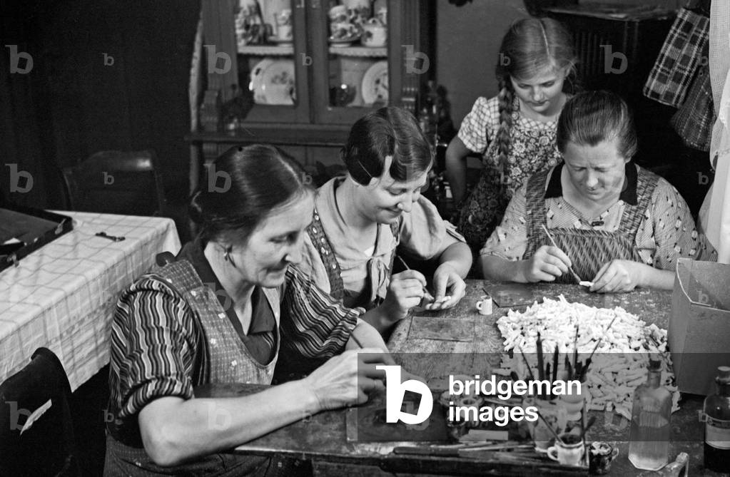 Women painting porcellain at the manufacture at Graefenthal, Thuringia, Germany 1930s (b/w photo)