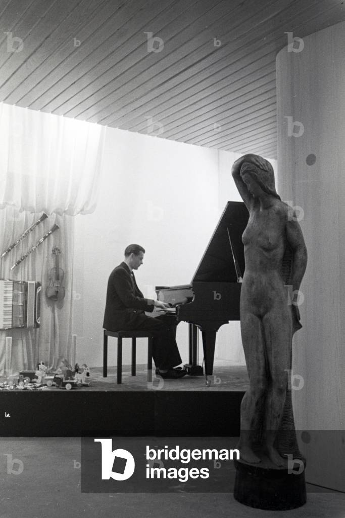 Pianist and a grand piano for the background music of the Leipziger Frühjahrsmesse, Germany 1941 (b/w photo)