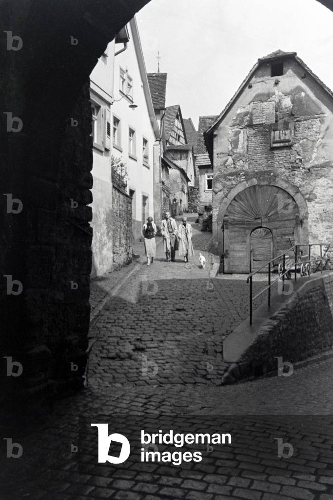An excursion to Hirschhorn next to the Neckar, Germany 1930s (b/w photo)