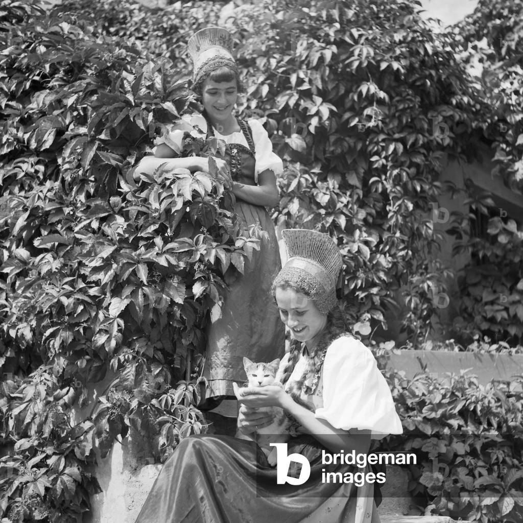 Two young ladies wearing the array of the Wachau area in Austria, Germany 1930s (b/w photo)