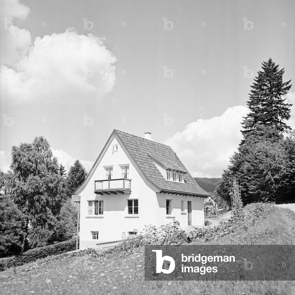 Scenic view to house near a small town, Germany 1930s (b/w photo)