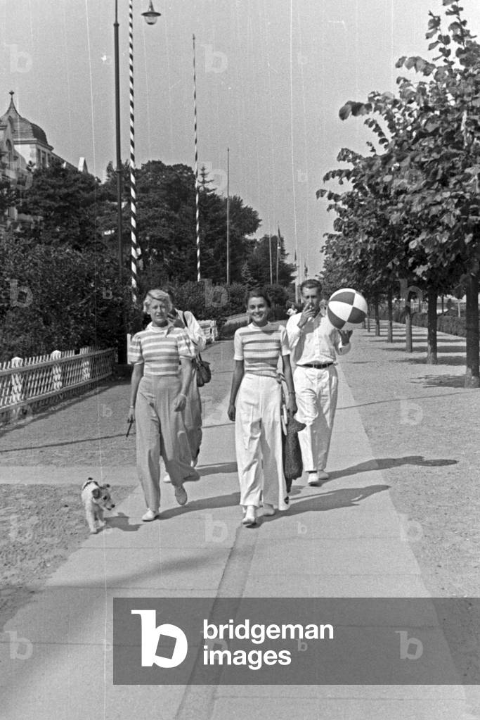 Holidaymakers on the beach promenade at the Baltic Sea, Germany 1930s (b/w photo)
