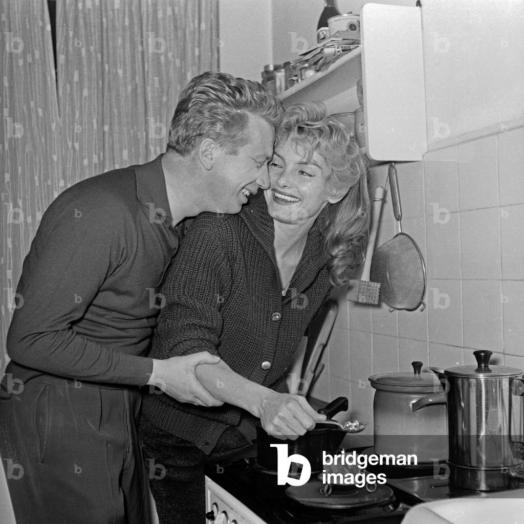 Actors Heinz Reincke and Erni Mangold watching at the kitchen, Germany 1960s