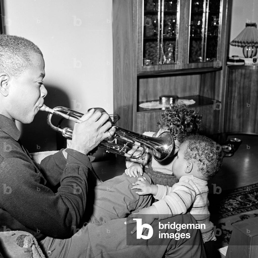 Jazz trumpet player and Schlager singer Billy Mo with his children Susanna and Jeffrey Gordon, Germany 1960s