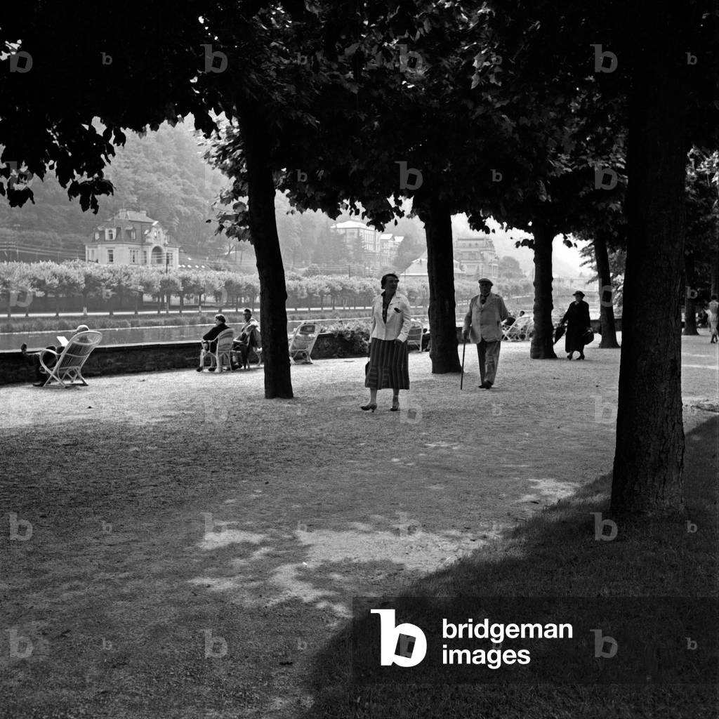 Spa guests strolling ot the shore of river Lahn at Bad Ems, Germany 1930s (b/w photo)