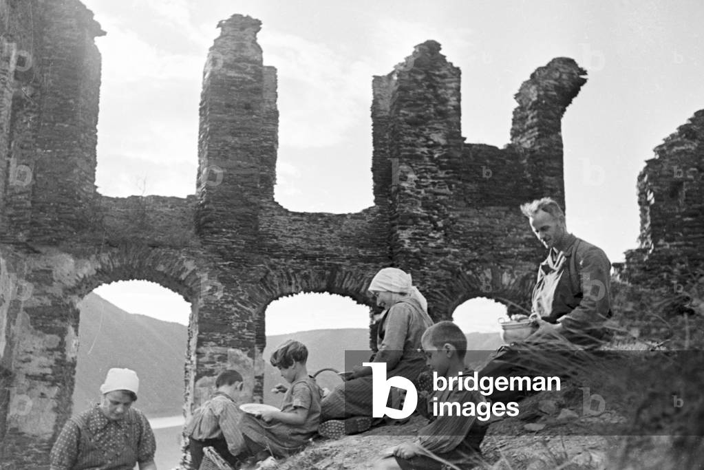 Winegrower having a break in hnis vineyard near Beilstein, Germany 1930s (b/w photo)