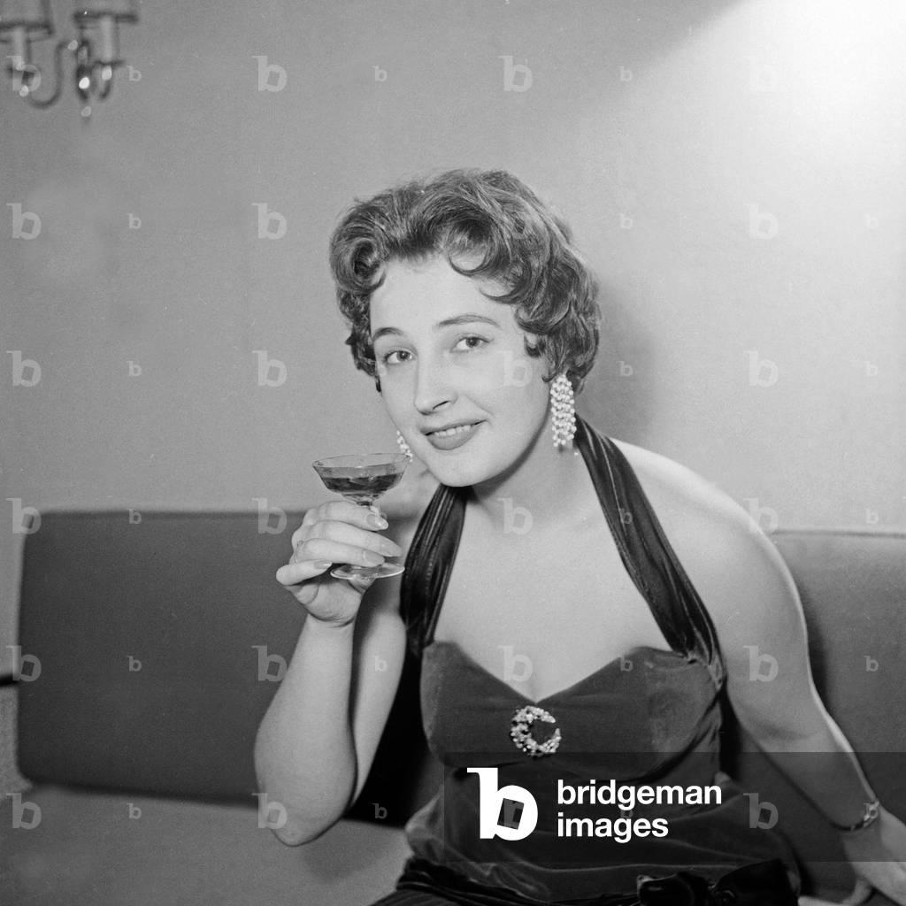 German schlager singer Renee Franke with glass of brandy, Hamburg 1956