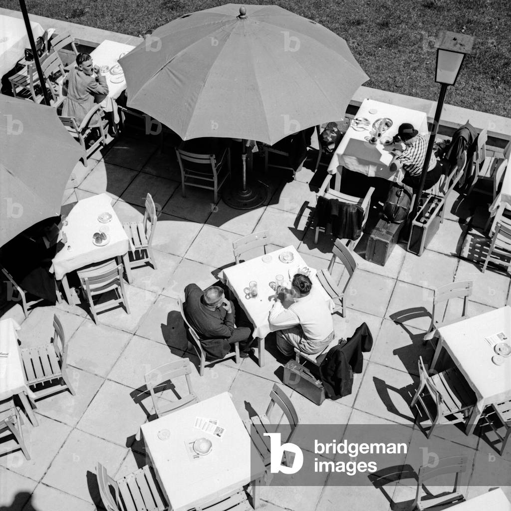 People sitting in an open air cafe restaurant, Germany 1930s (b/w photo)