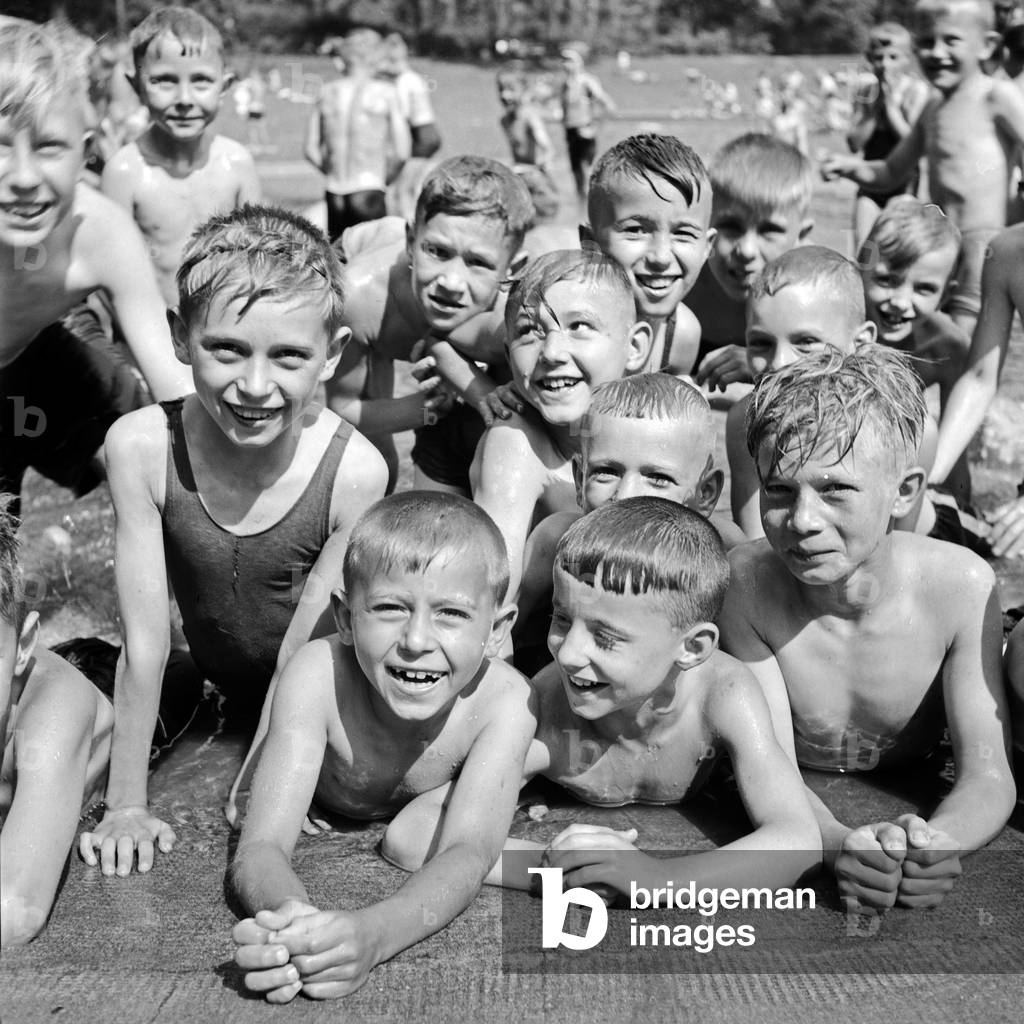 Children at a public swimming pool in Gelsenkirchen, Germany 1930s (b/w photo)