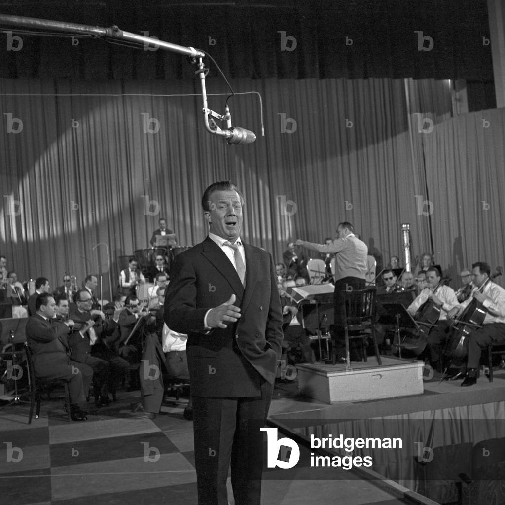 German opera singer Rudolf Schock performing at Grosse Hamburger Musikhalle at Hamburg, Germany 1950s