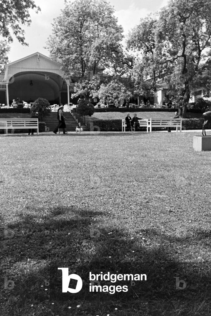 Strollers in Freudenstadt in the Black Forest, germany 1930s (b/w photo)