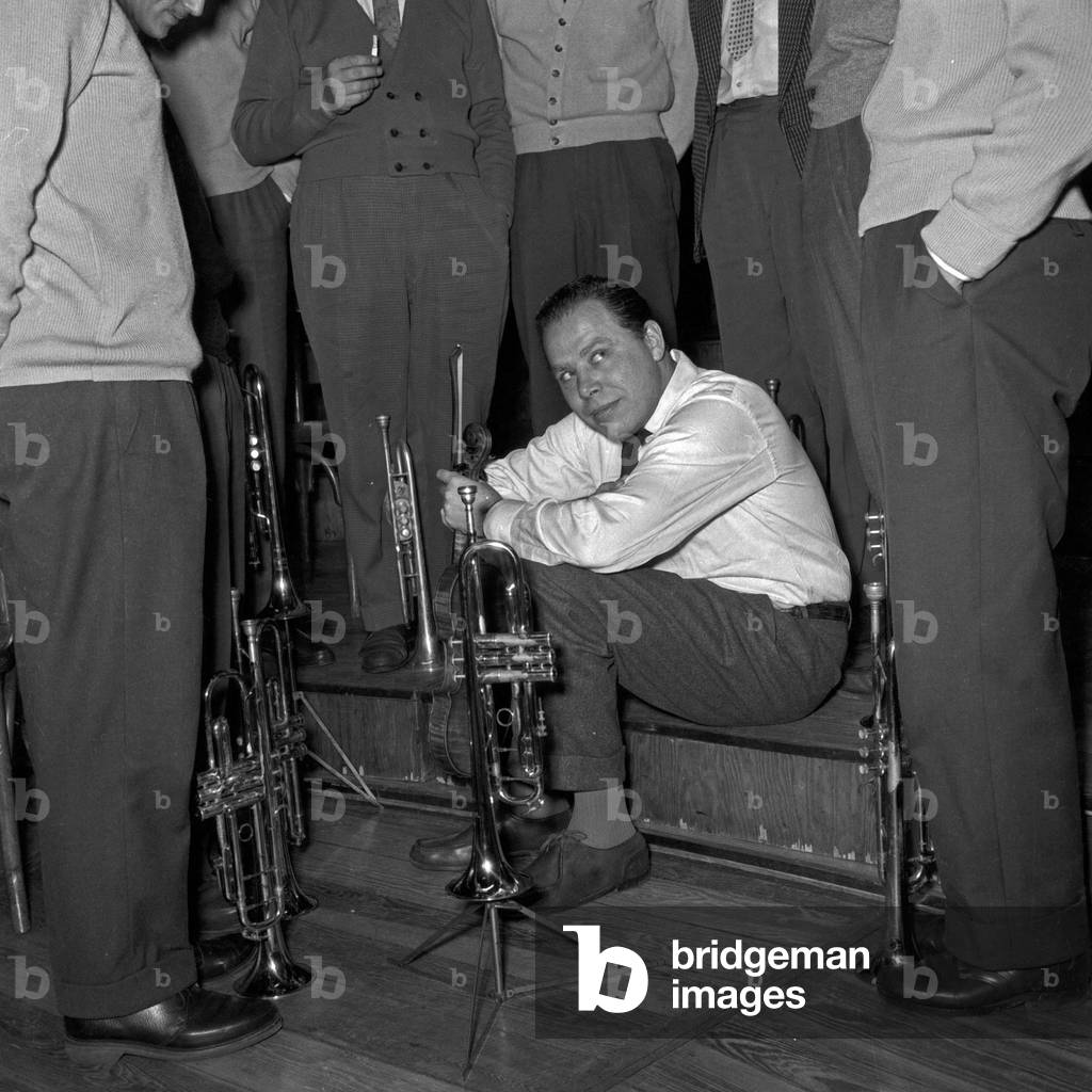 German violinist Helmut Zacharias having a break while rehearsals with jazz musicians at a theatre, Germany 1950s