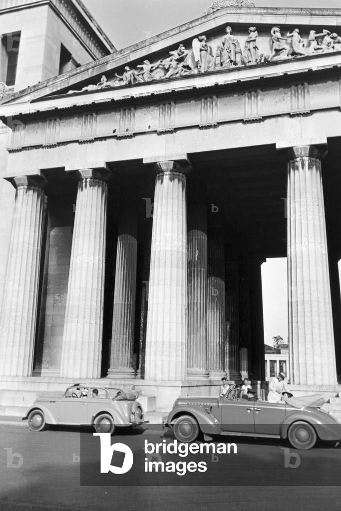A trip with the Opel Admiral, Germany 1930s (b/w photo)