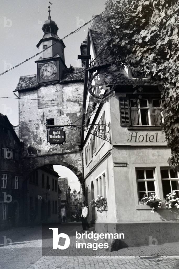 A hotel with a top location directly next to the Markus gate in Rothenburg ob der Tauber, Germany 1930s (b/w photo)