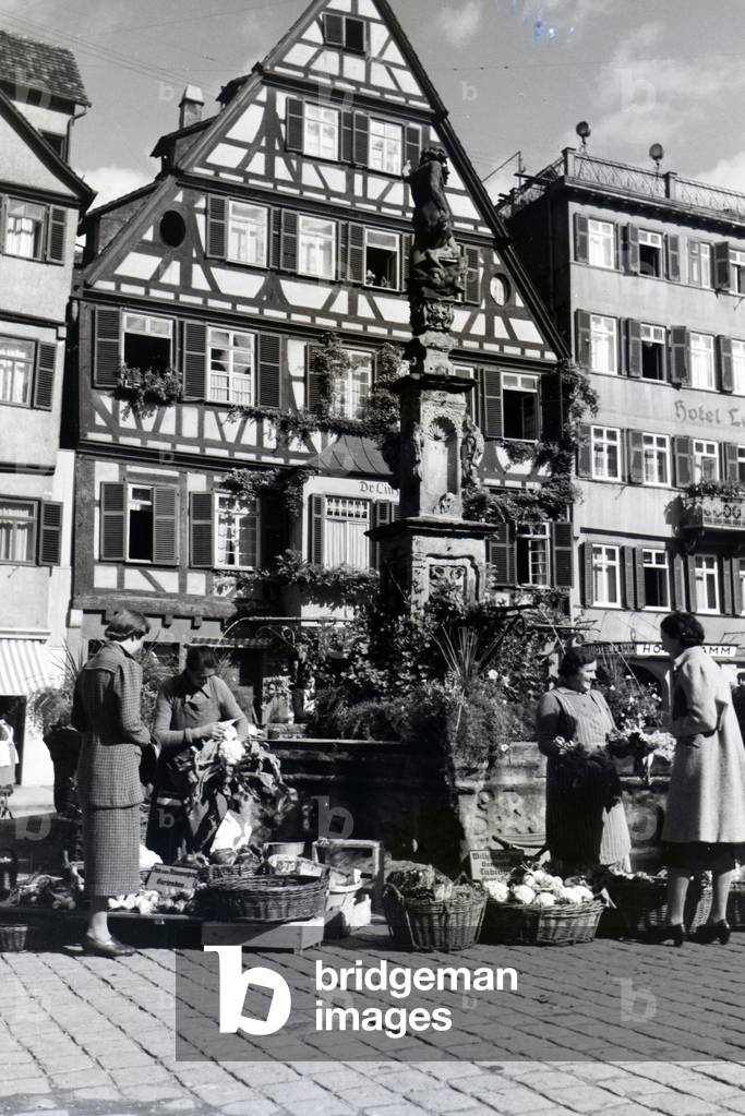 The vegetable market at the fountain on the market square in Tübingen, Germany 1930s (b/w photo)