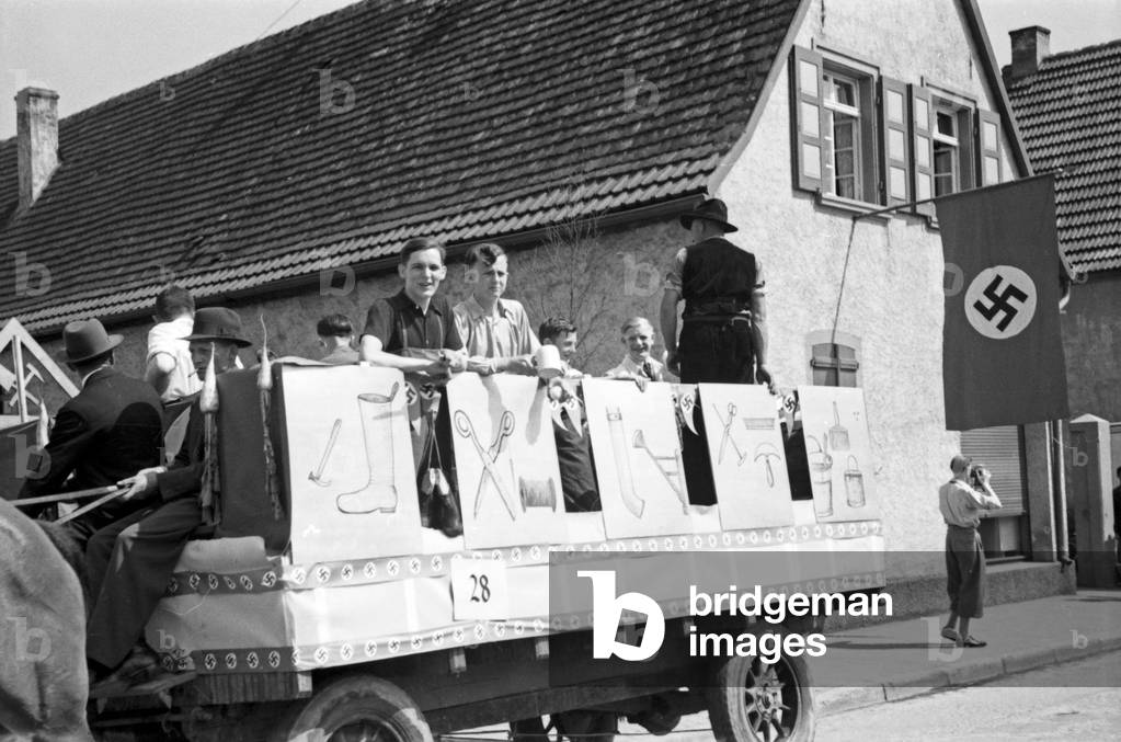 Parade float of handcraft guilds ageant of the annual radish fair at Schifferstadt, Germany 1930s (b/w photo)