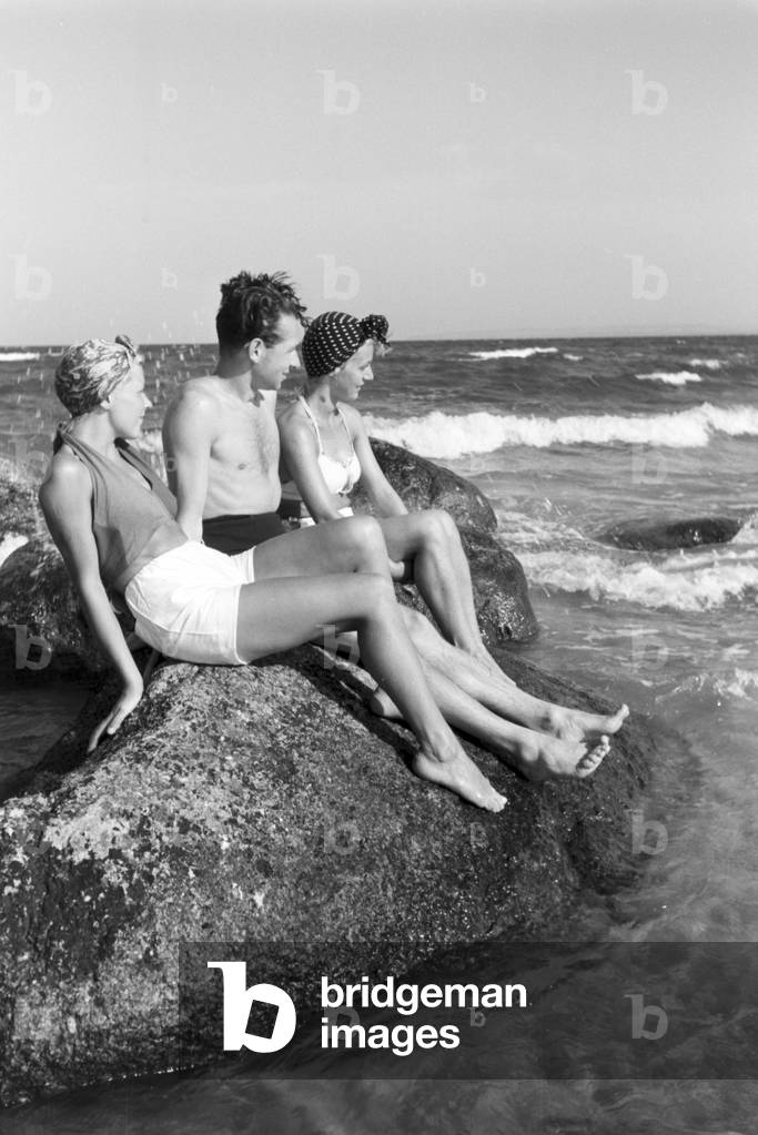 Summer vacations on the Baltic Sea, Germany 1930s (b/w photo)