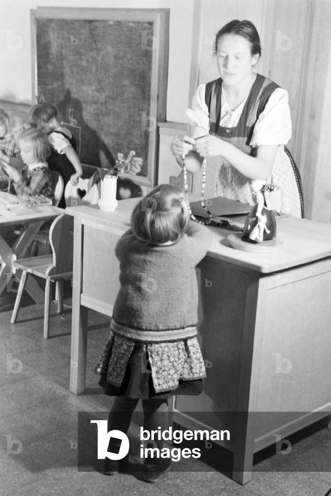 Toddlers playing in the kindergarten of the Fröbelhaus in Oberweißbach, Germany 1930s (b/w photo)