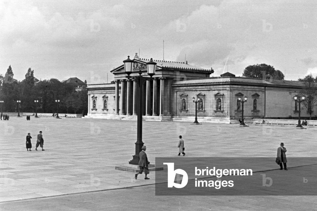 Koenigsplatz square at Munich, Germany 1930s (b/w photo)