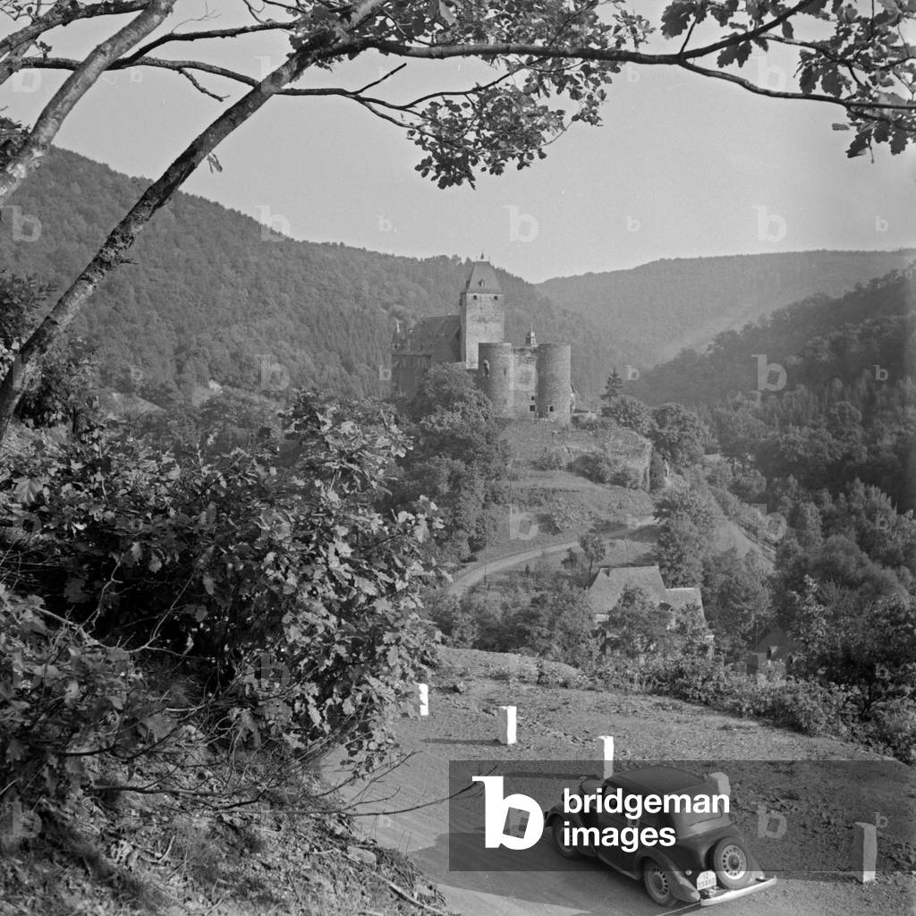 At Buerresheim castle with a Ford model Eifel, Germany 1930s (b/w photo)