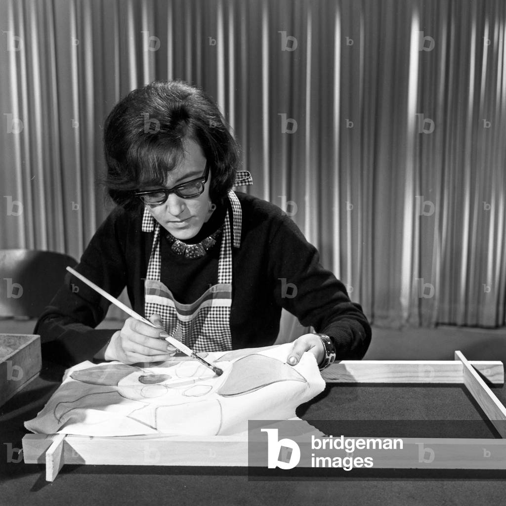 Presenter Friedrich Karl Ries explaining the basics of batik dyeing in his homeworking show, Germany 1960s