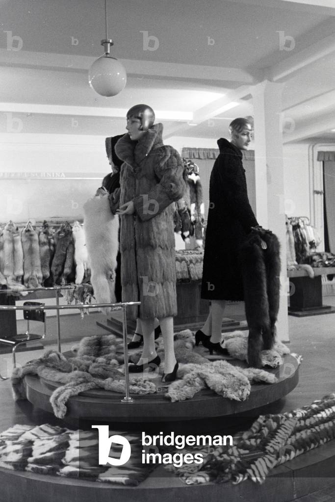 A stand with coats on the Leipziger Frühjahrsmesse, Germany 1941 (b/w photo)