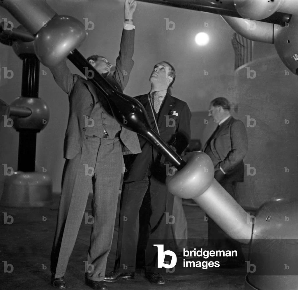 Professor Peter Debye of the Kaiser Wilhelm Institute for Physics talking to colleagues, Berlin Dahlem, 1930s (b/w photo)