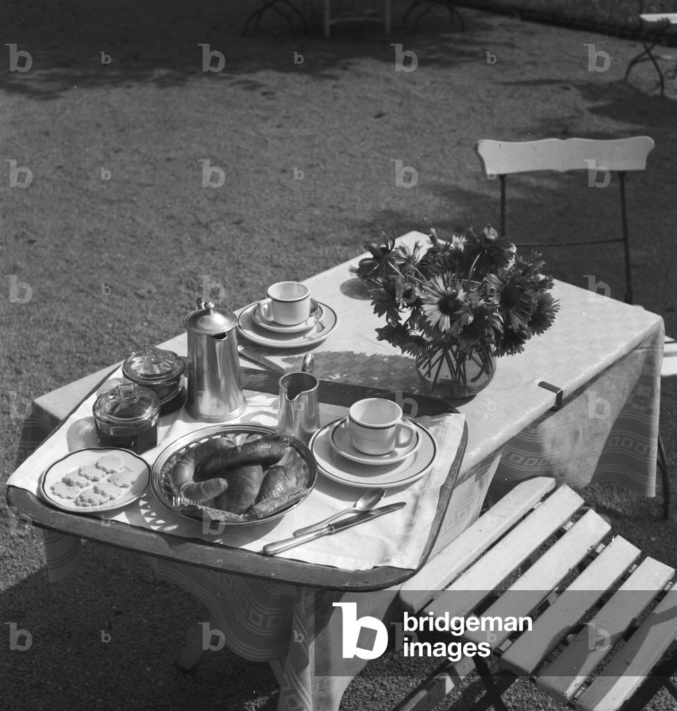 Breakfast table in the garden of the Villa Sommerberg spa hotel at climatic spa Bad Rippoldsau Schapbach in the Black Forest area, Germany 1930s (b/w photo)