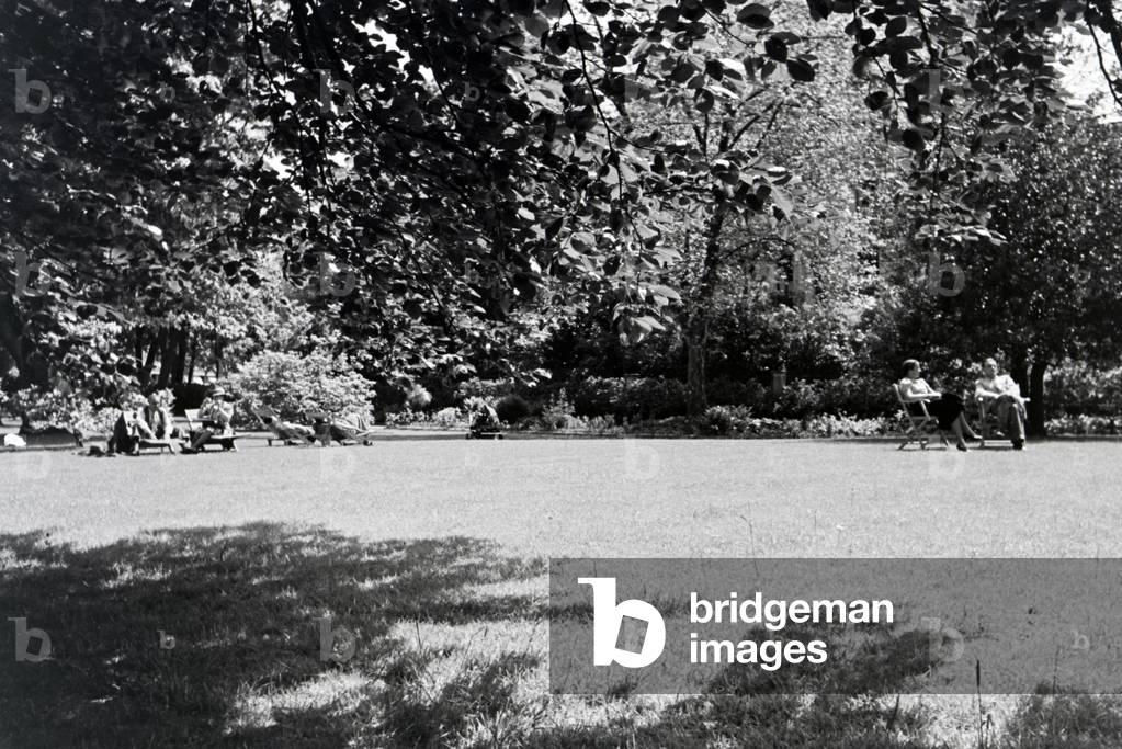 The green belt of the Lichtentaler Allee in Baden-Baden, an appealing place for sunbathing and relaxing, Germany 1930s (b/w photo)