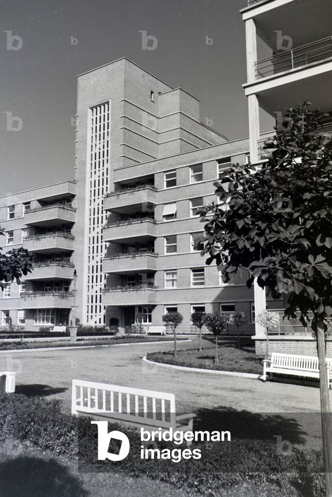 The Surgical University Hospital in Tübingen built in 1935 with a pioneering steel frame construction, Germany 1930s (b/w photo)