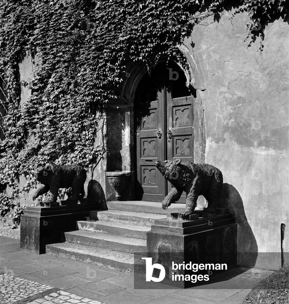 Bear sculptures at an entrance of the castle of Dessau, Germany 1930s (b/w photo)