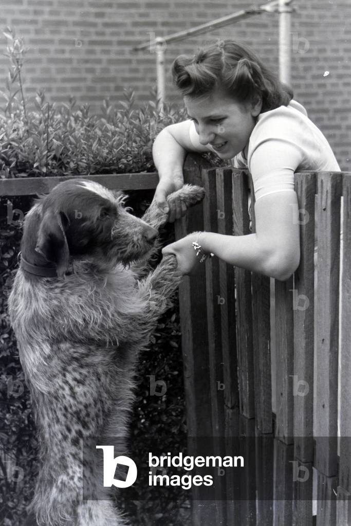 World champion Anni Kapell with her family in Düsseldorf, Germany 1941 (b/w photo)