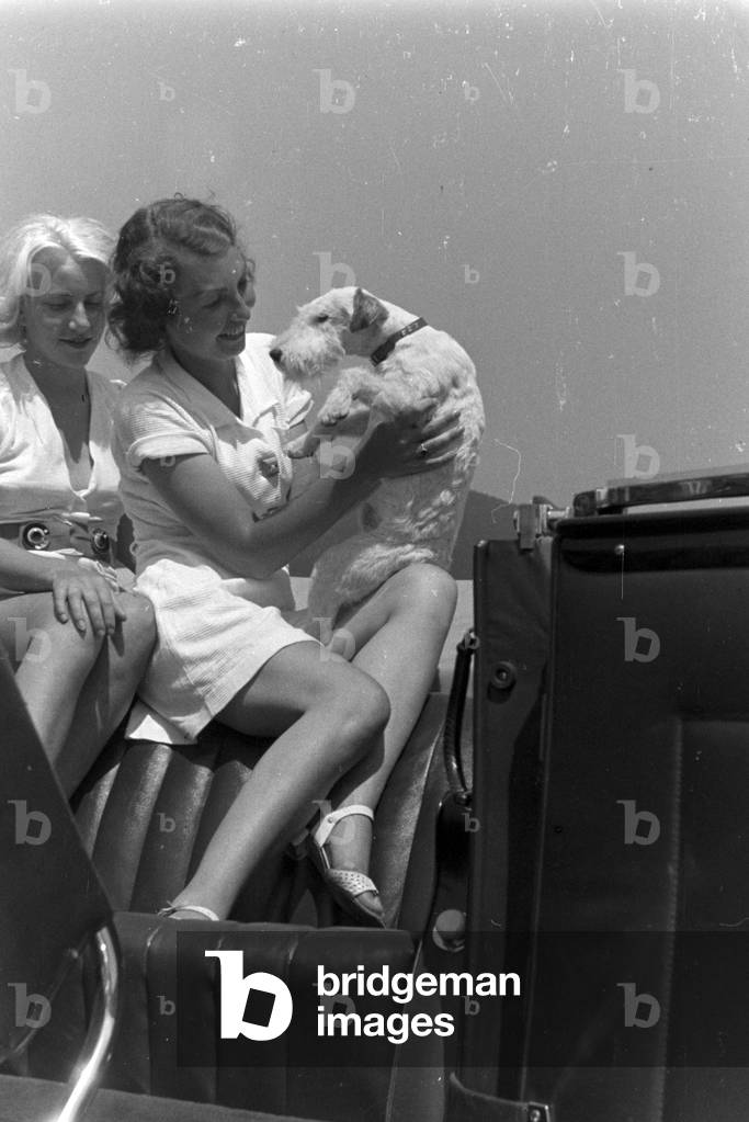 A ride with the Ford V8, Germany 1930s (b/w photo)