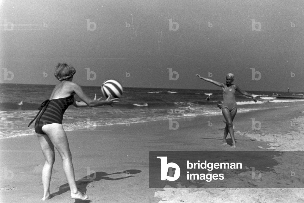 Vacation at the Baltic Sea, Germany 1930s (b/w photo)