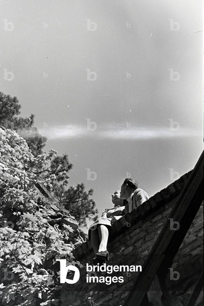 A couple going on an excursion, Germany 1930s (b/w photo)