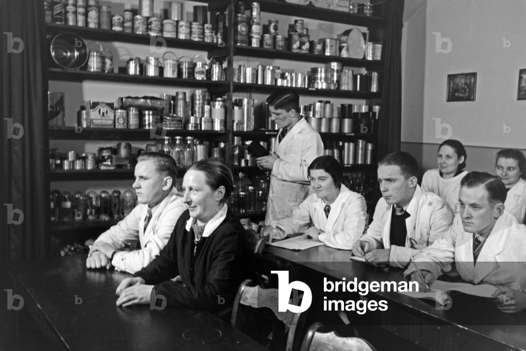 Future food chemists learning theory at the technical centre for tinned food at Magdeburg, Germany 1930s (b/w photo)