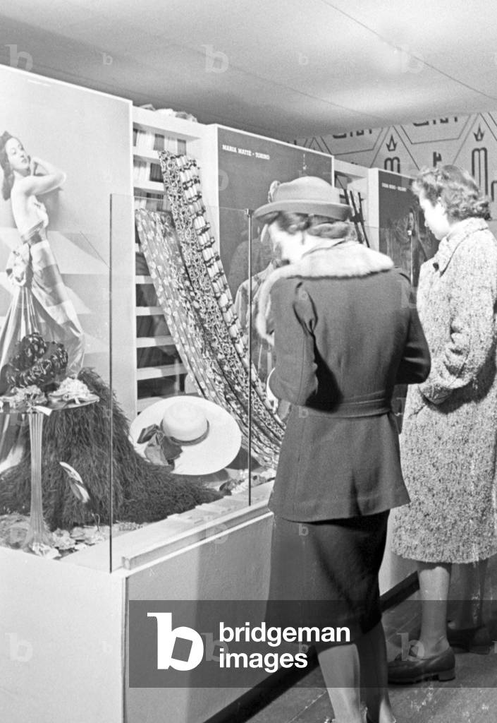 Surely the ladies see the exhibits at the booth of couturier Maria Matte at the Leipzig trade show, Germany 1940s (b/w photo)