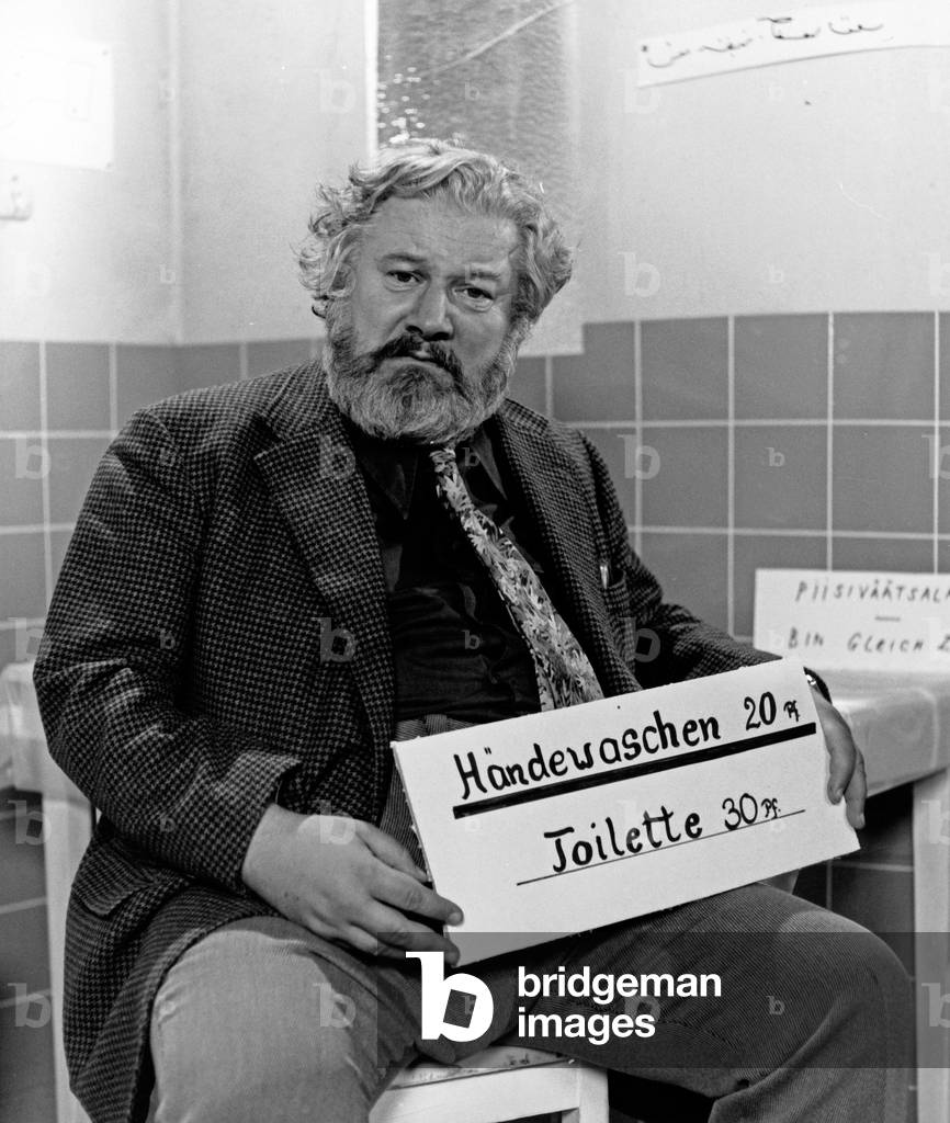 British actor Sir Peter Ustinov at a German TV review of the year's events on 12/31/1975, Germany 1970s